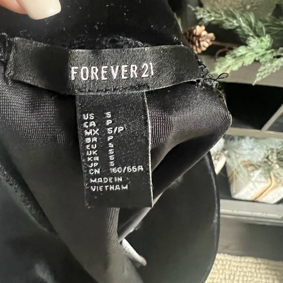 Holiday Outfit! Forever 21 size Small velvet skirt and shimmery top - Picture 6 of 8